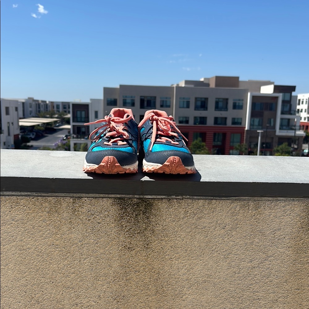 Saucony Blue and Pink Sneakers Vibrant Athletic Design